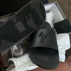 Giuseppe Zanotti Black logo slides